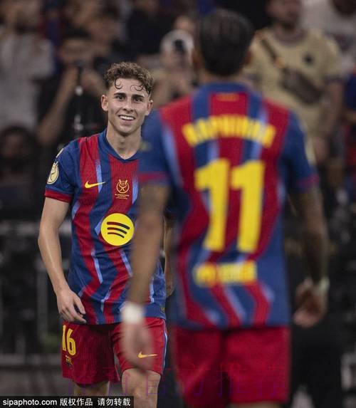 拉菲尼亚闪耀西超级杯，巴萨连冠皇马折戟