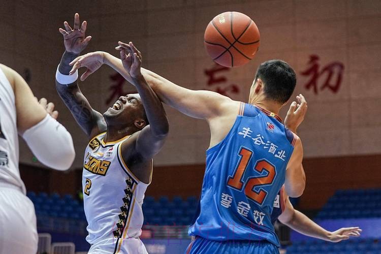 CBA-卡尔顿25+10 浙江方兴渡90-75青岛获6连胜 CBA-卡尔顿25+10 浙江方兴渡90-75青岛获6连胜